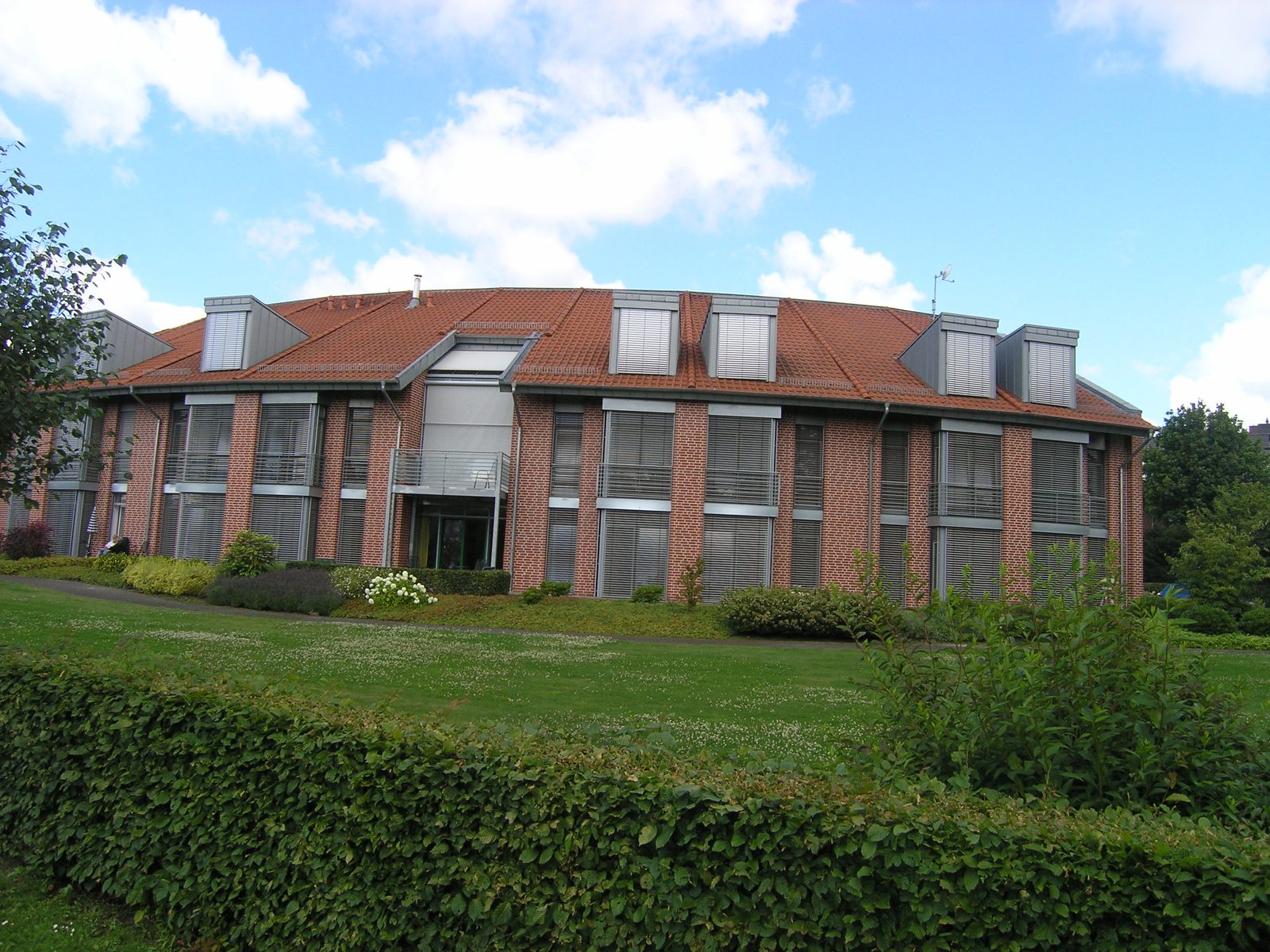 Der Rundbau mit den umlaufenden Gauben
