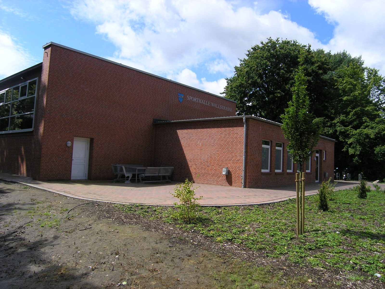 Eingangsseite mit dem Schriftzug an der Hallenwand