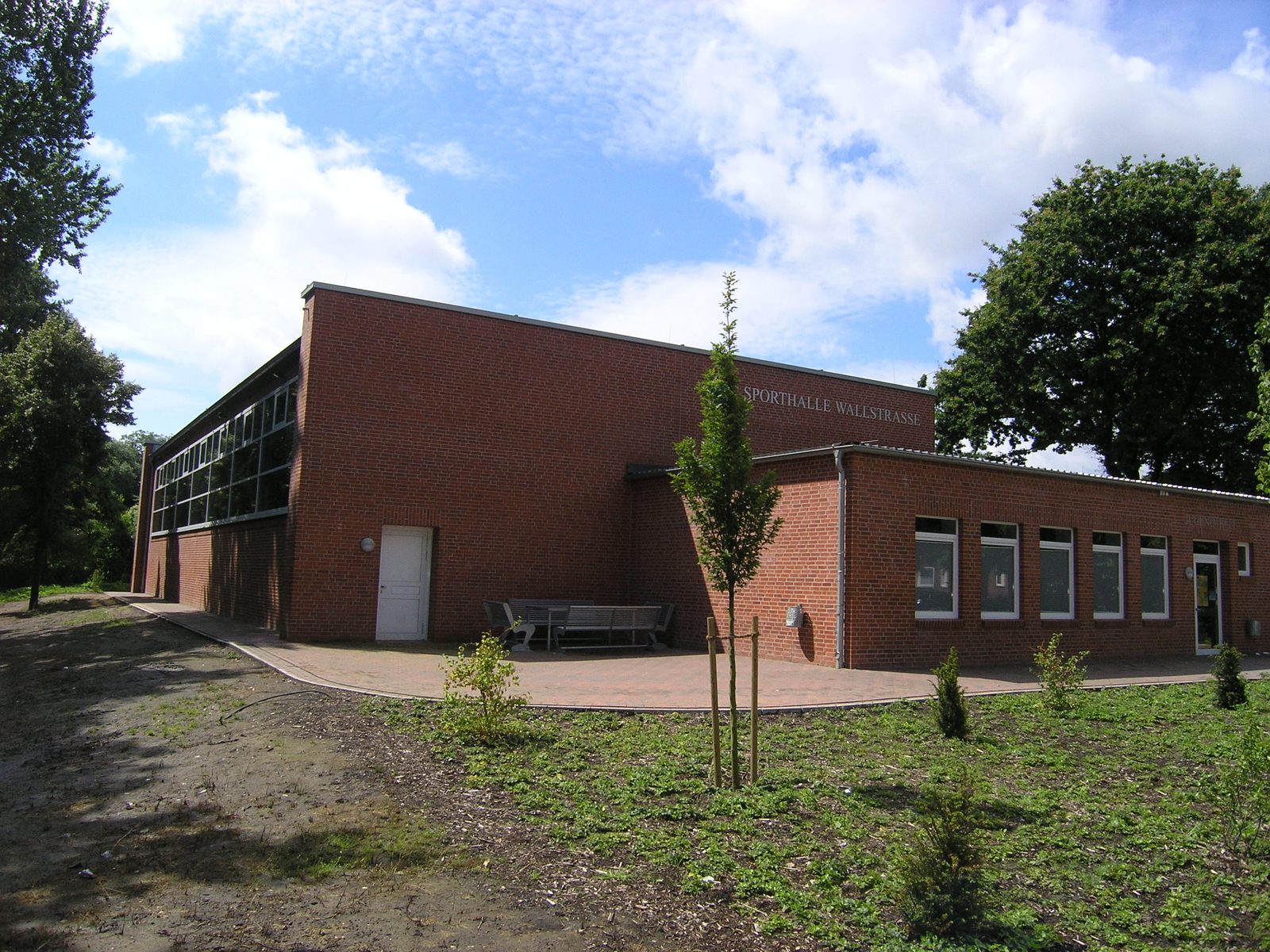 Halle und Anbau am gepflasterten Vorplatz