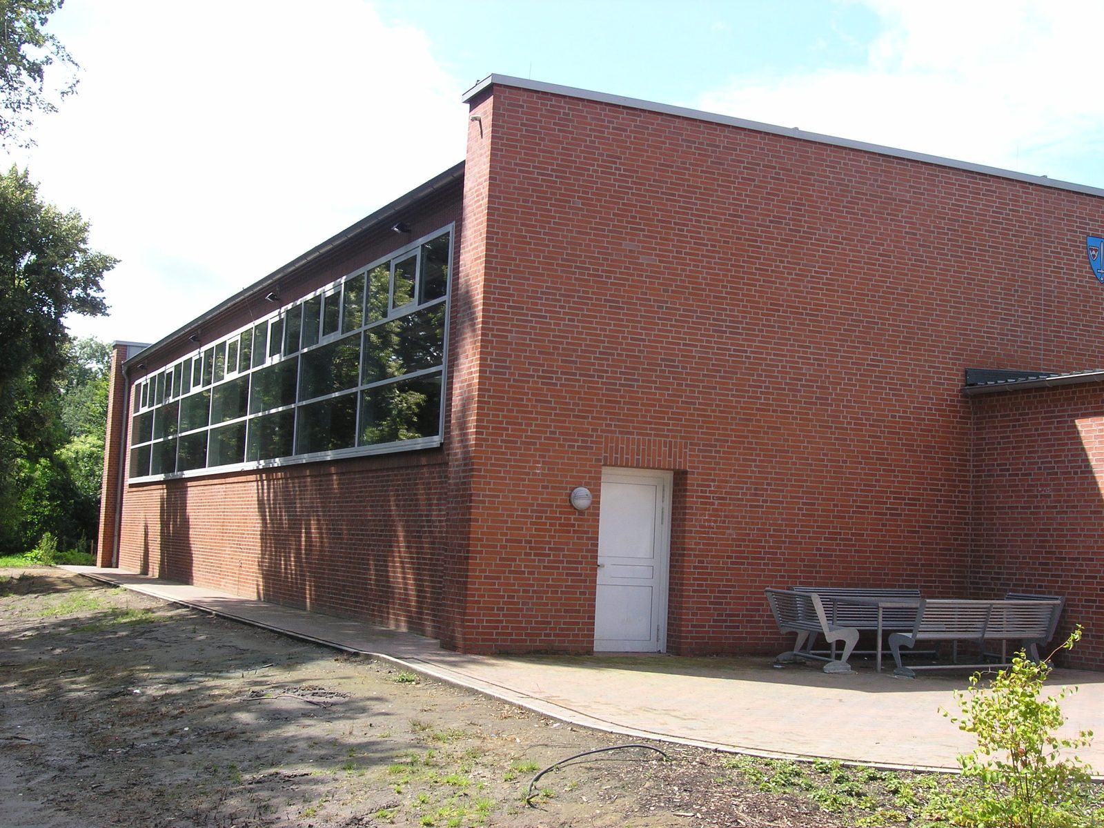 Längsseite der Halle mit dem ansteigenden Fensterband