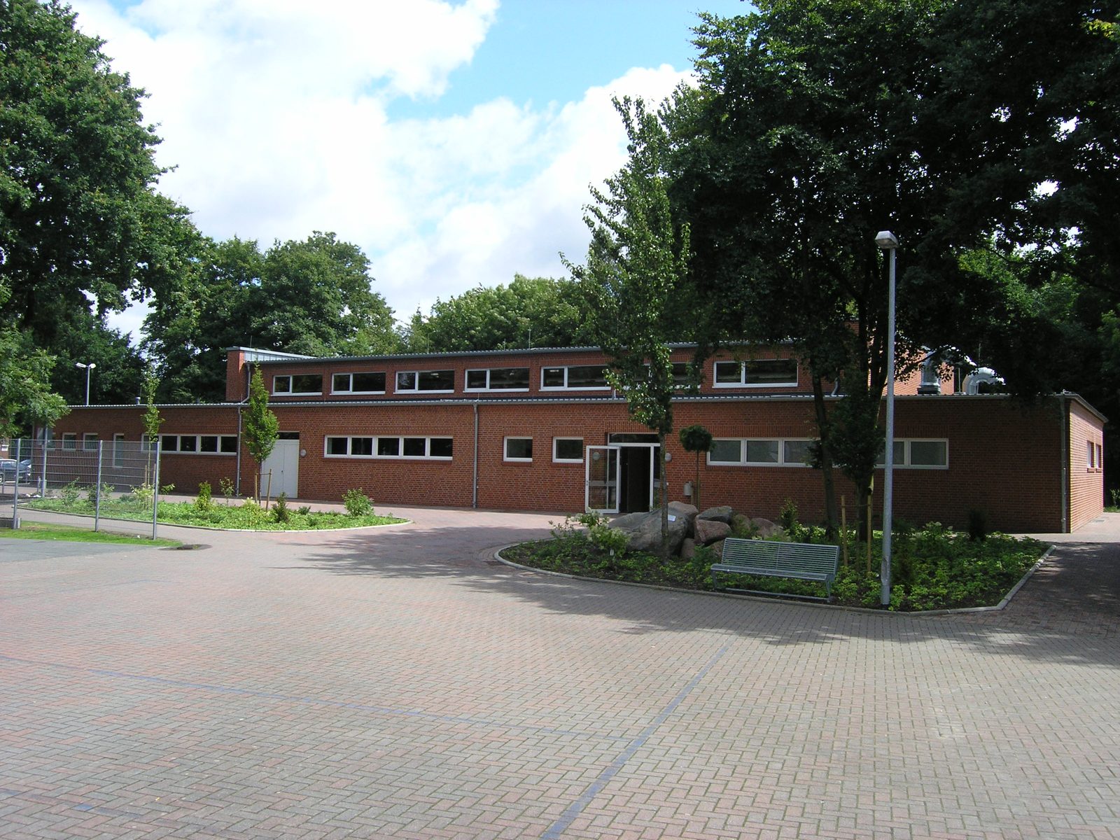 Der Anbau mit Umkleiden und Nebenräumen vom Vorplatz aus