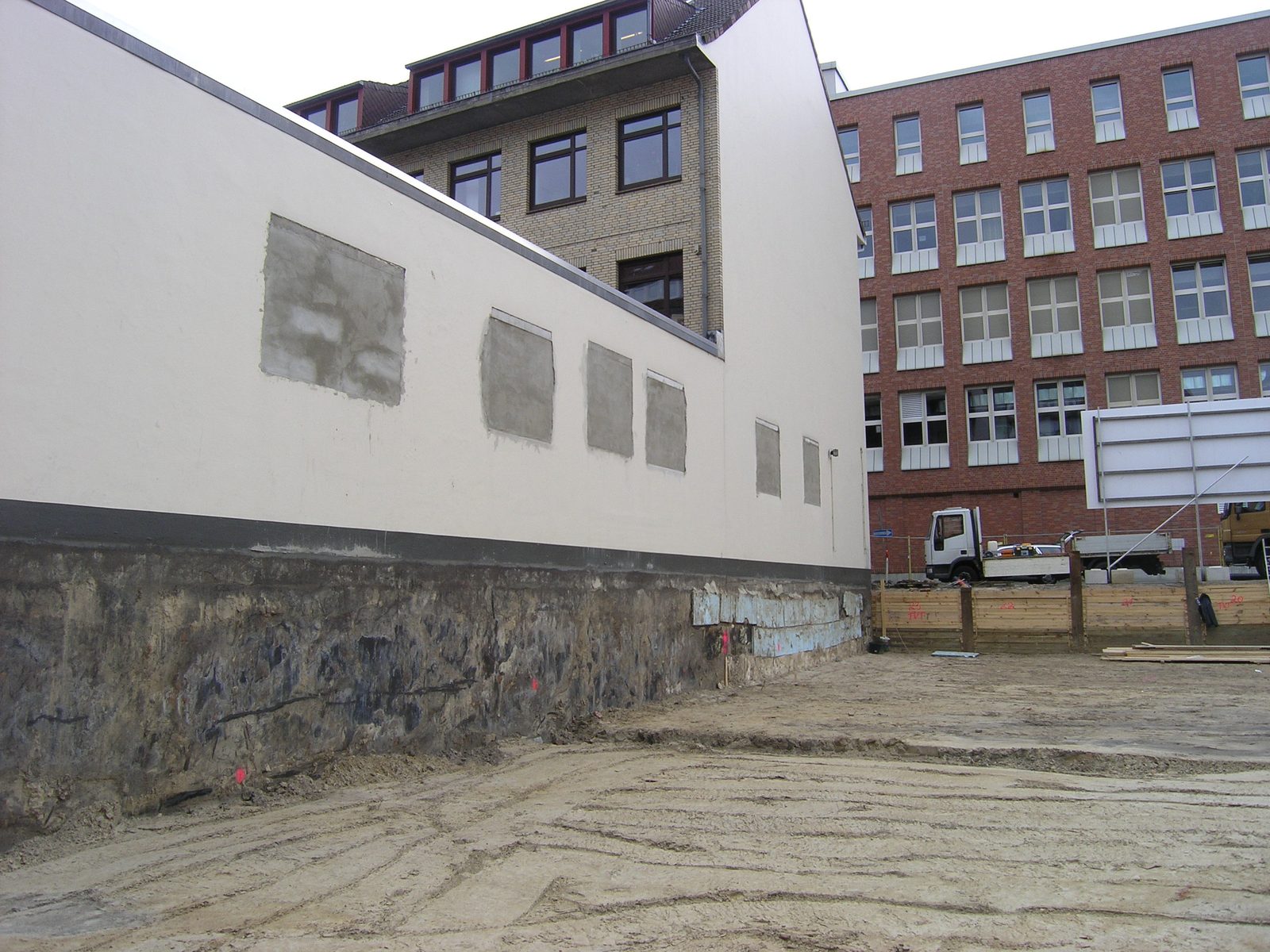 Freigelegte Nachbarwand: der alte Sockel wurde unterfangen und gesichert