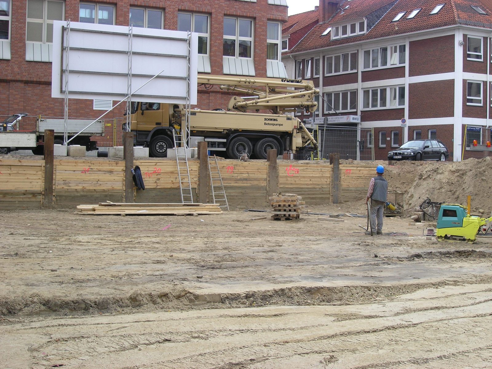 Die Betonpumpe versorgt die Grube von der Straße aus