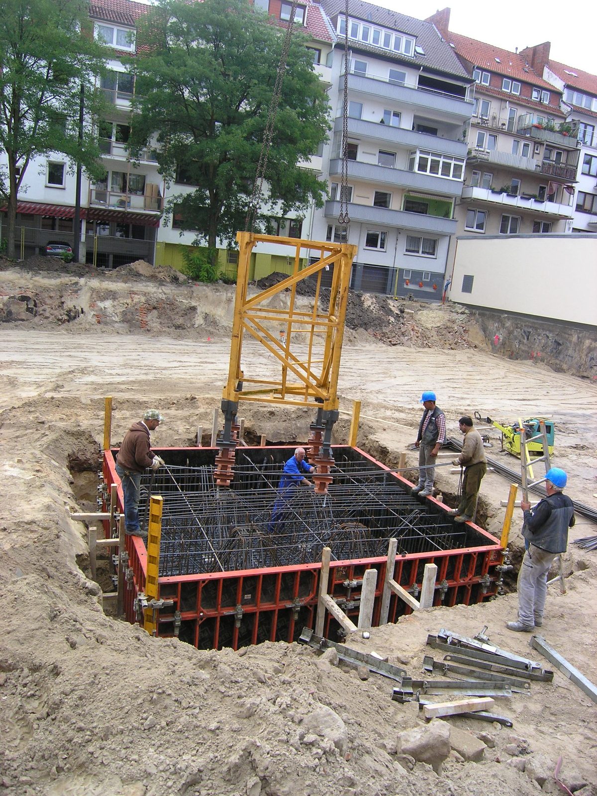 Bewehrung des Kranfundaments; das Turmstück hängt bereits am Haken