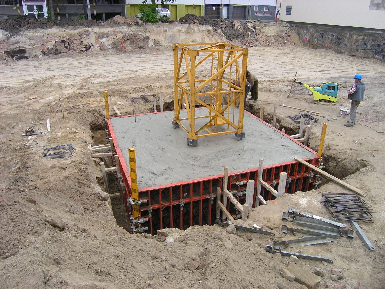 Das fertig betonierte Fundament mit dem eingelassenen Turmstück